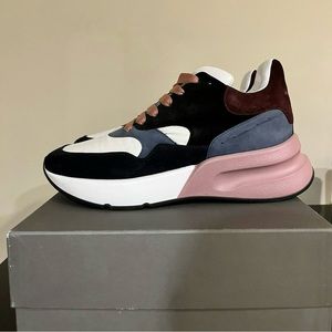 100% Authentic McQueen oversized sneaker
Size: Men's US 10 / EU 43